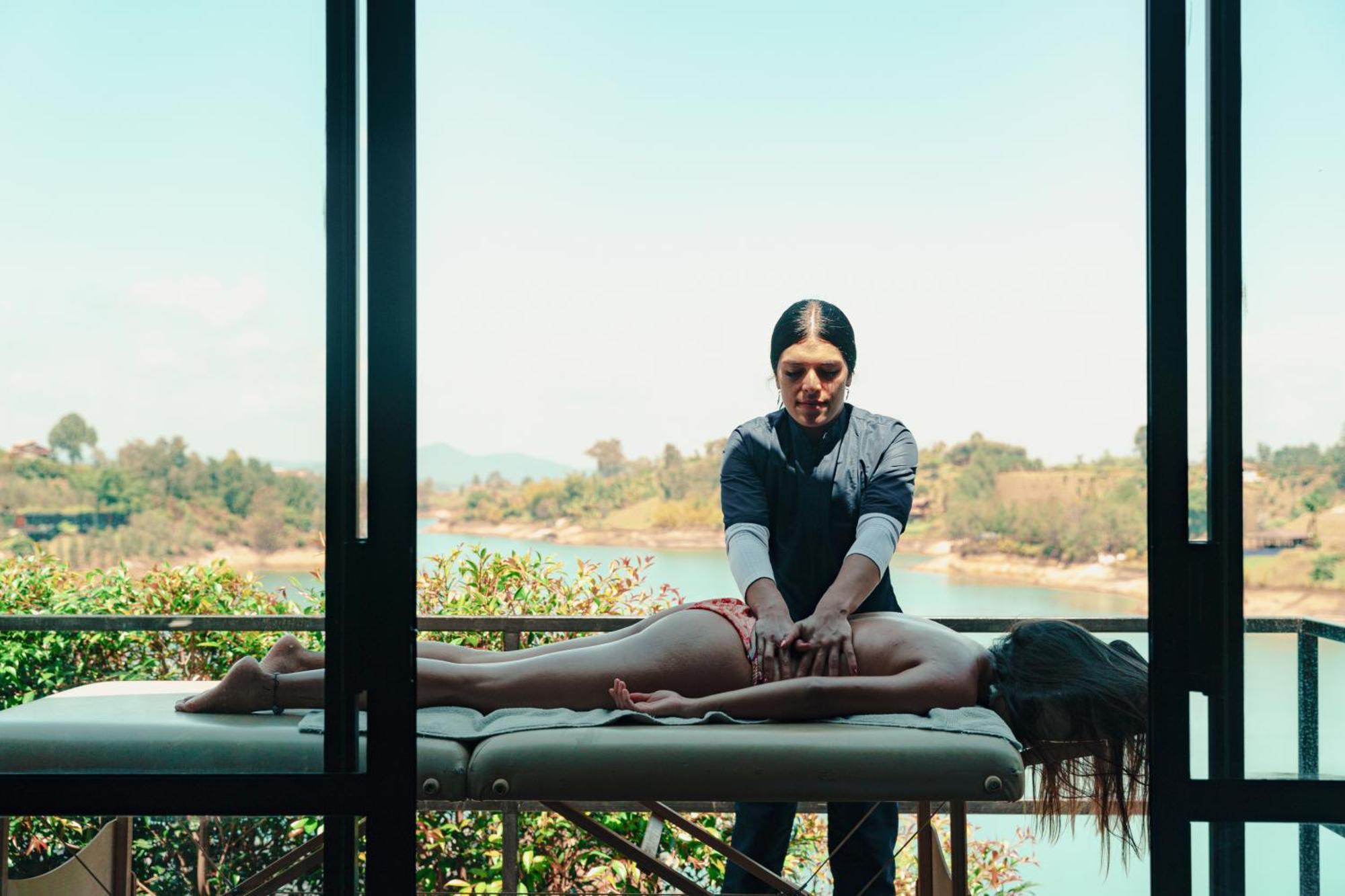 The Boato Hotel Гуатапе Экстерьер фото Thai massage